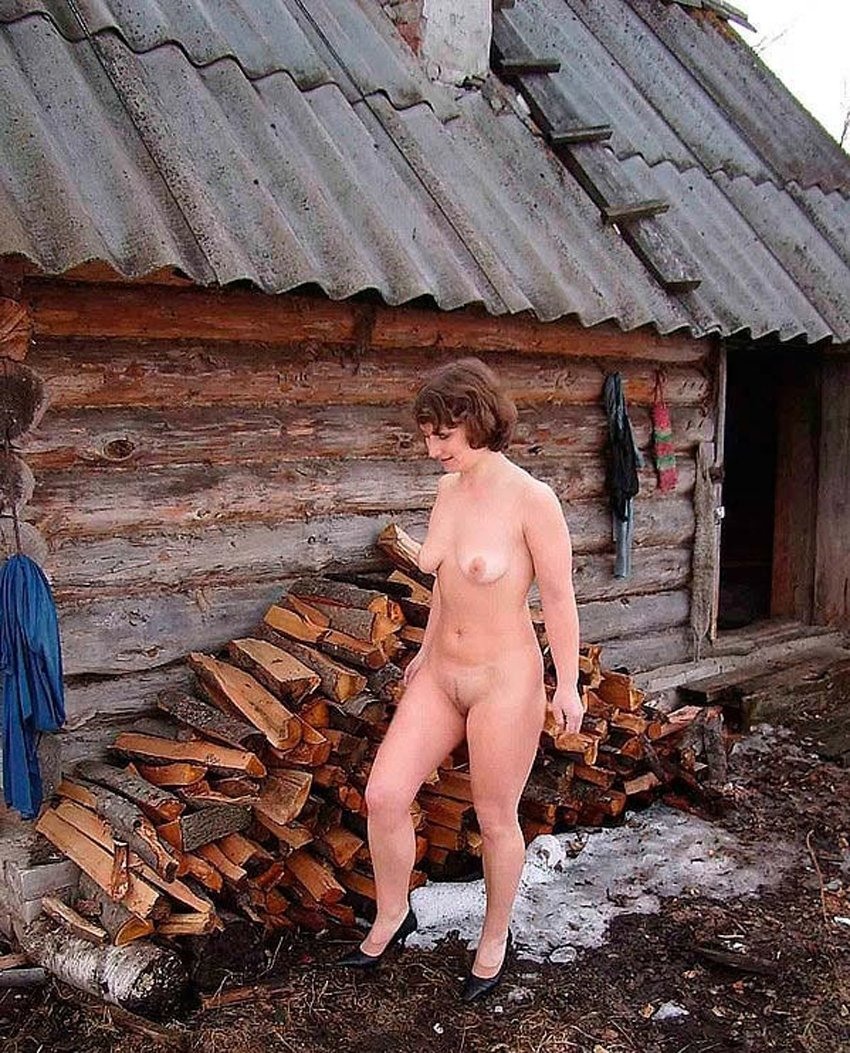 Подруги в деревенской бане ню