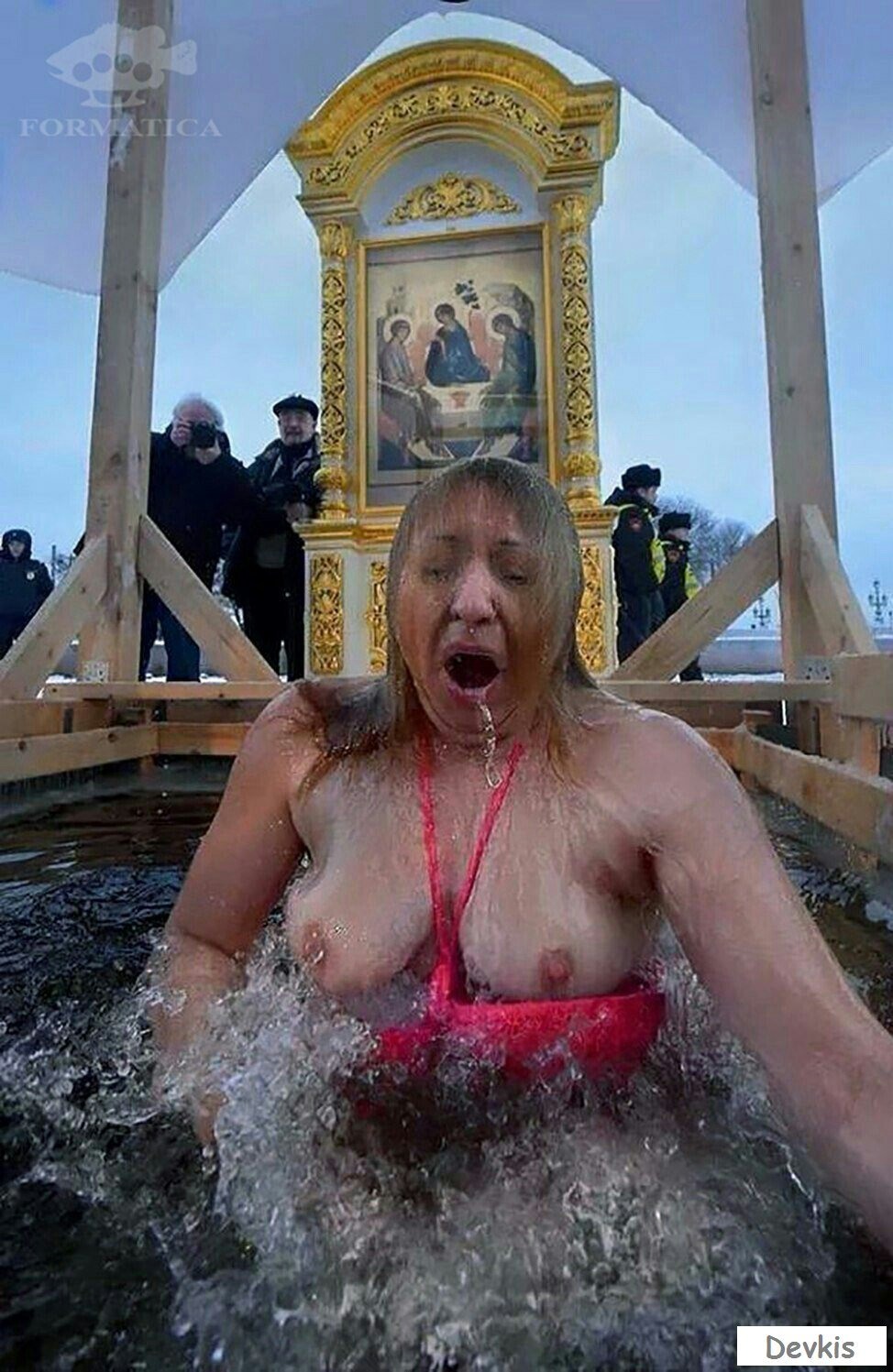 Голые бабы в проруби на крещение