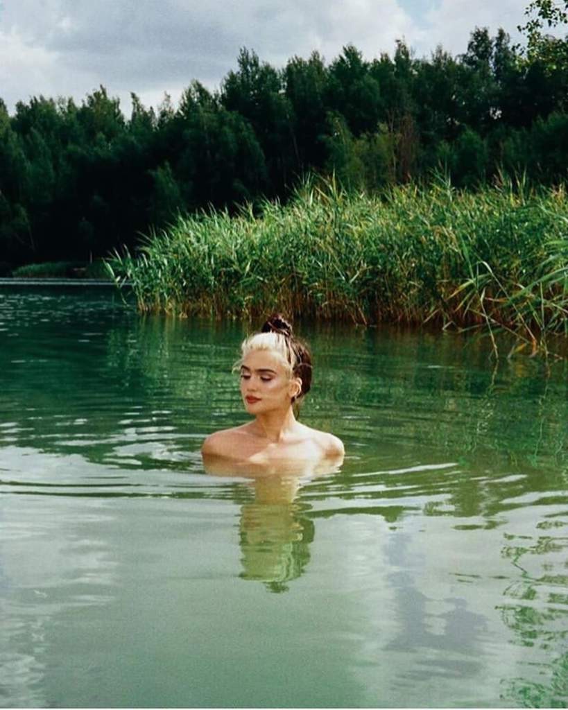 Дина саева в бассейне