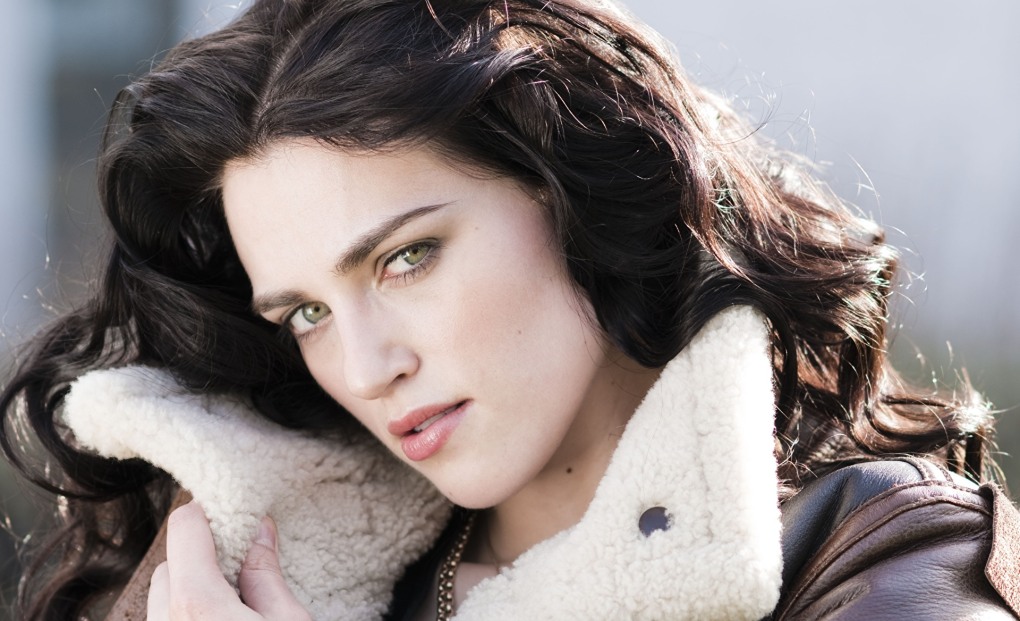 Christine British в обтягивающем