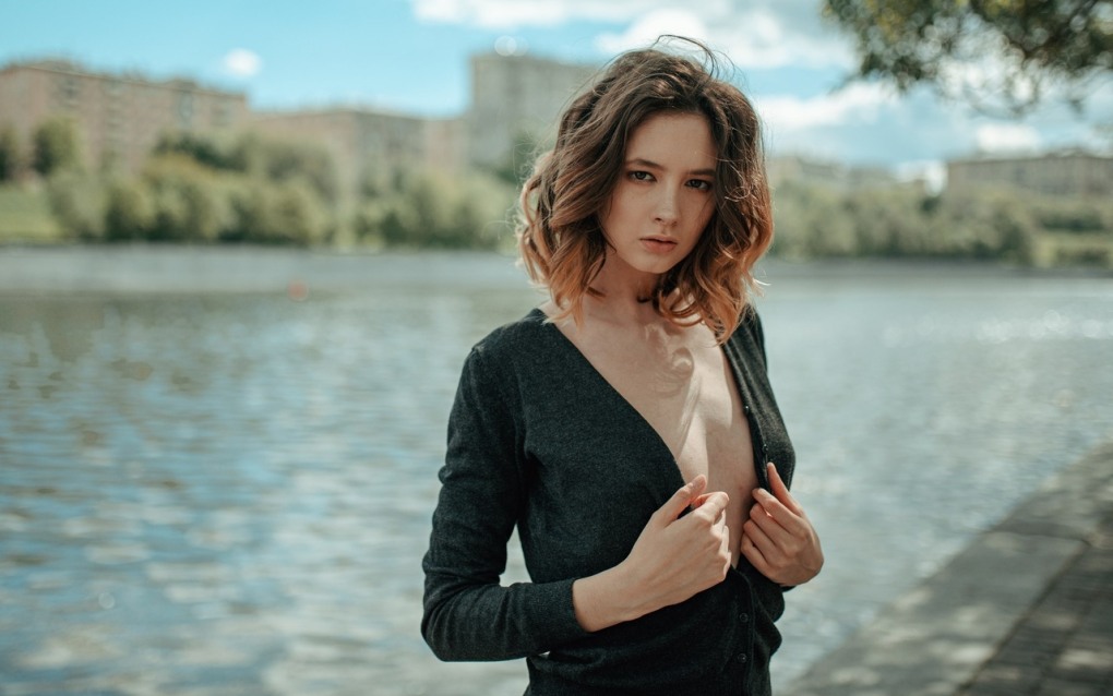Девочки купаются в озере