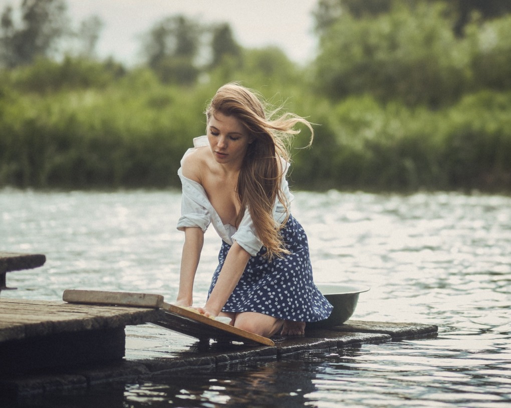 Девушки на пляже на животе