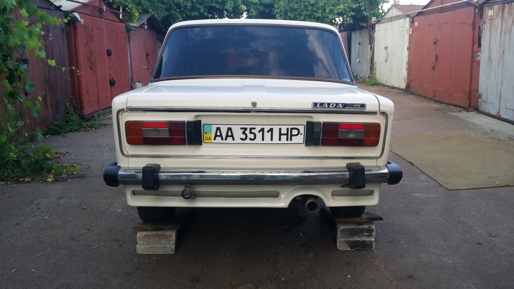 Авто сзади на черном фоне