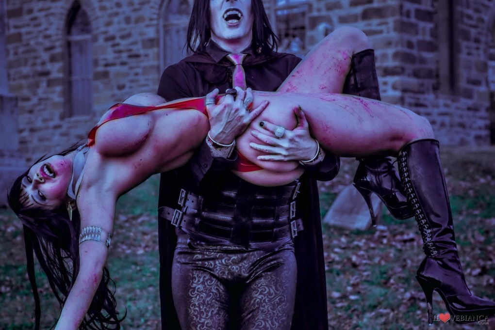 Итаоьянская порноактрисса Вампирелла