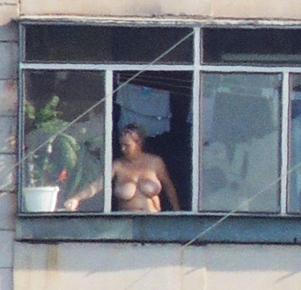 Голая женщина через окно