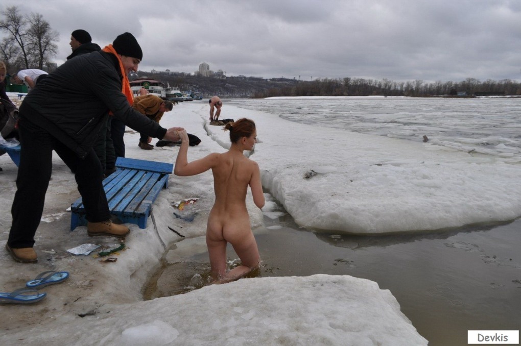Крещенские купания ню