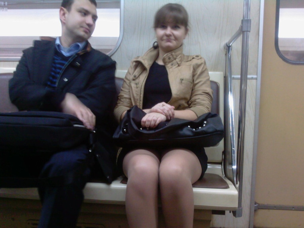 Колготки под юбкой в метро