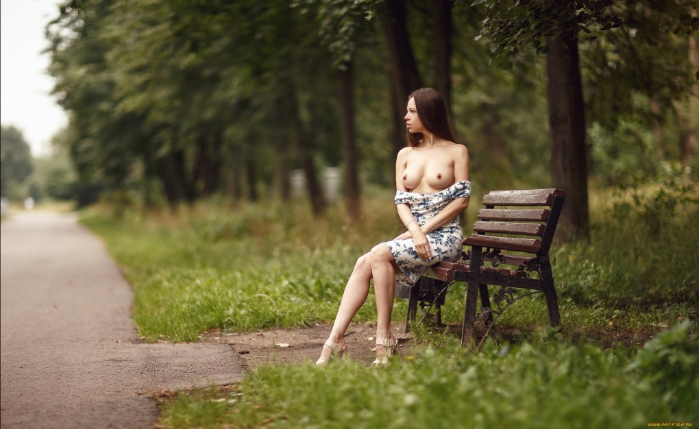 Голые девки на лавочке