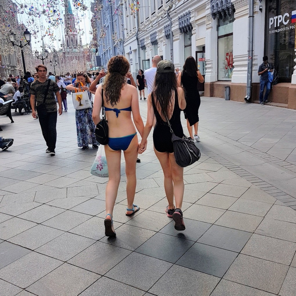Голые девки гуляют по городу