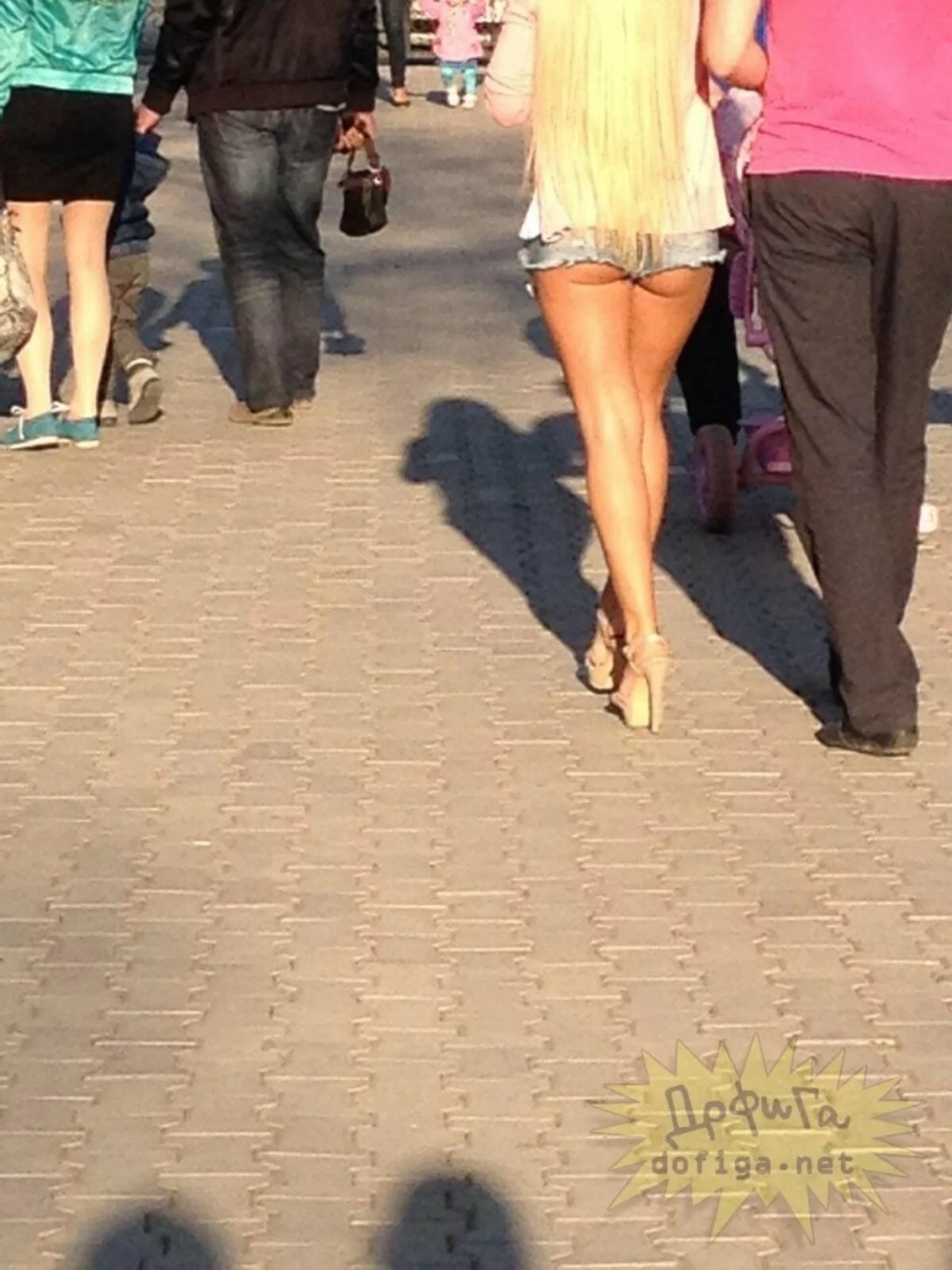 Неприличное платье на улице