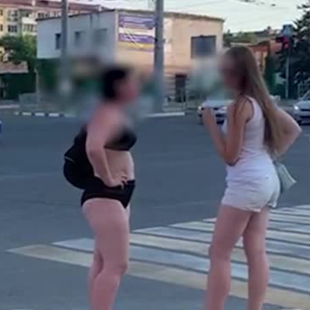 Девушка ходит по городу в трусах