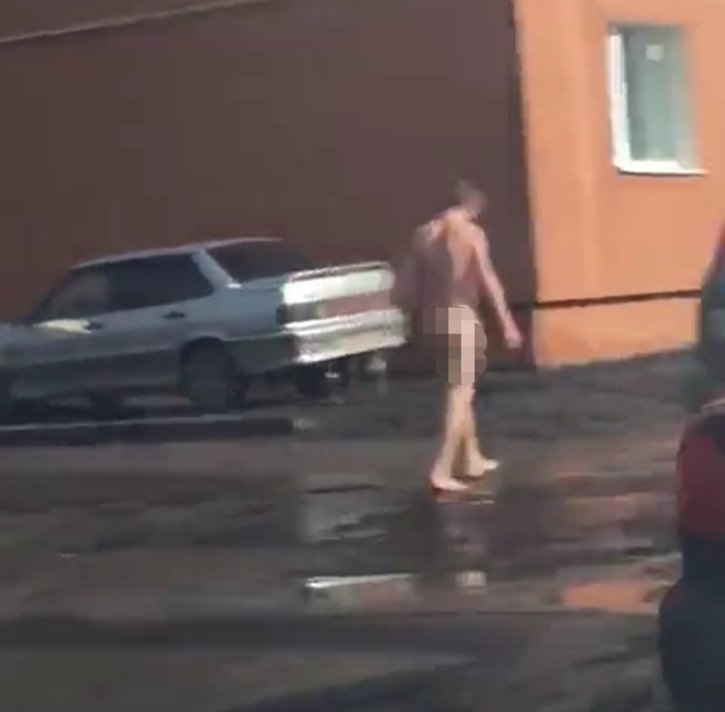 Голый мужчина по улице