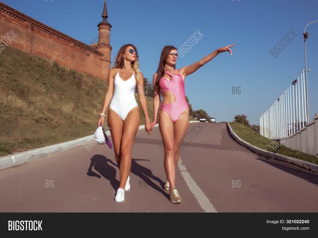 Девушка гуляет в купальнике
