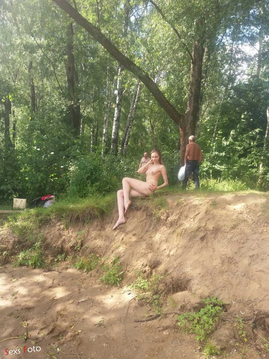 Красивые нудистки в городе