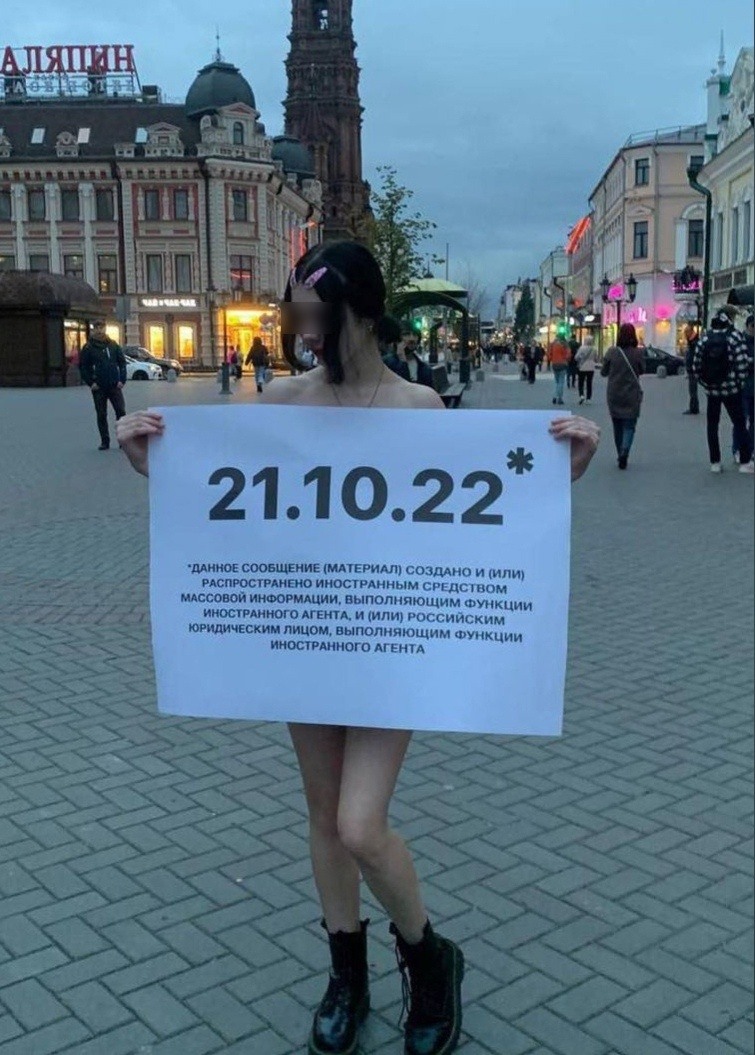 Девушки купаются в проруби
