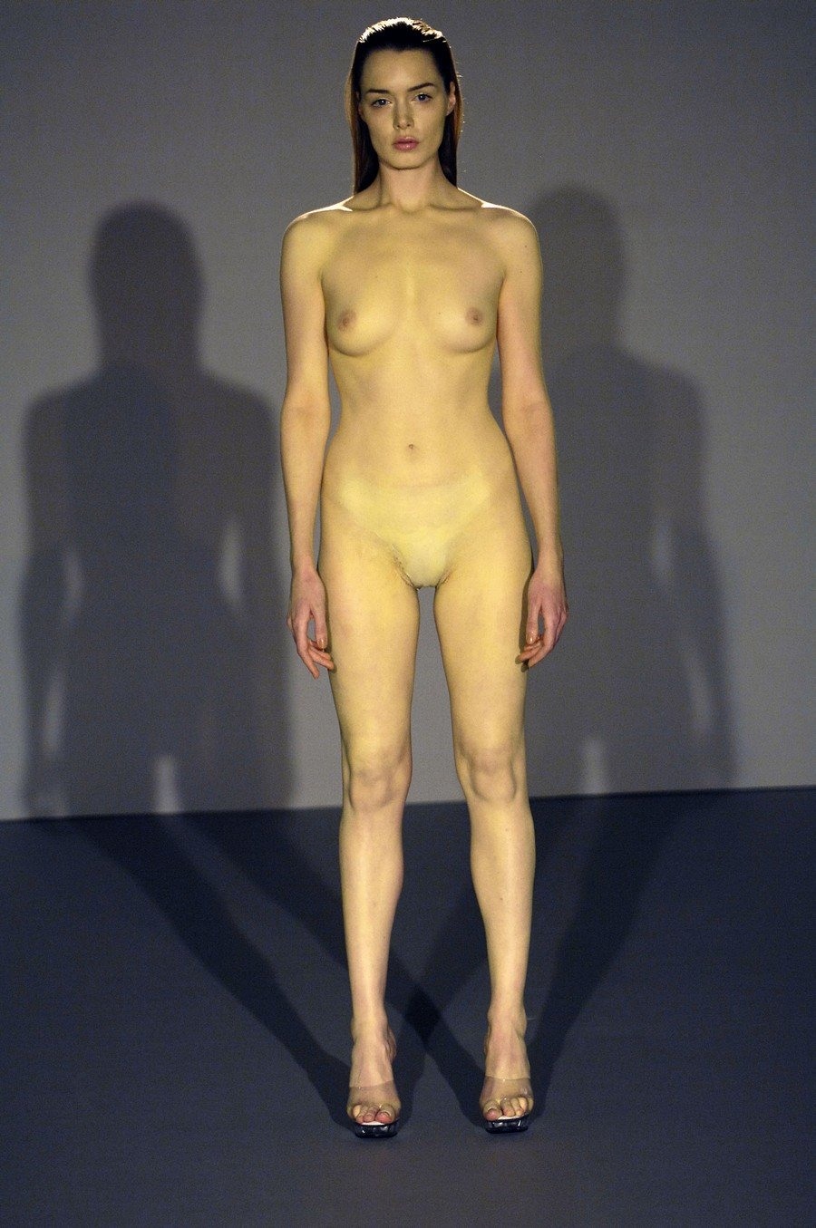 Девушки на подиуме голышом