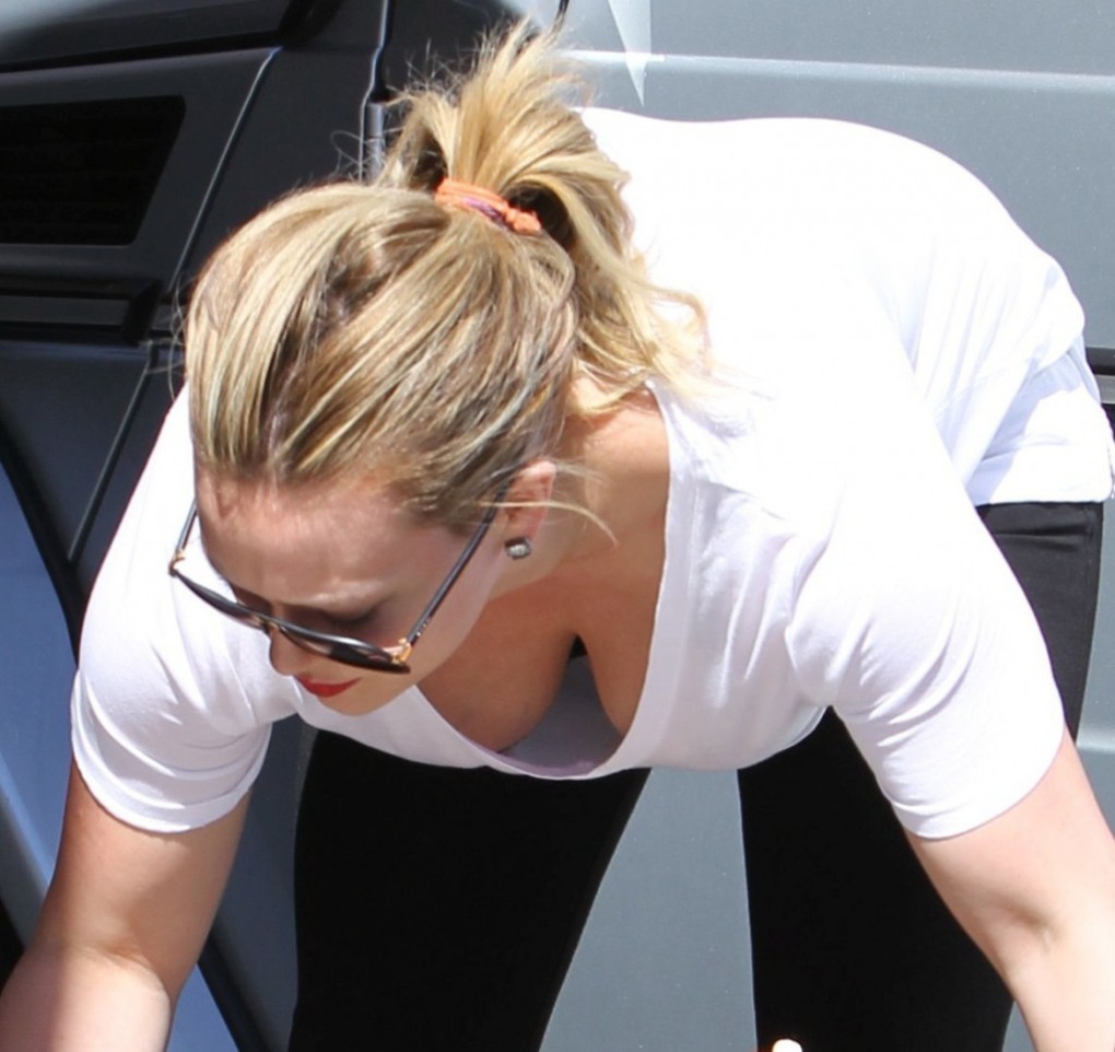 Hilary Duff грудь