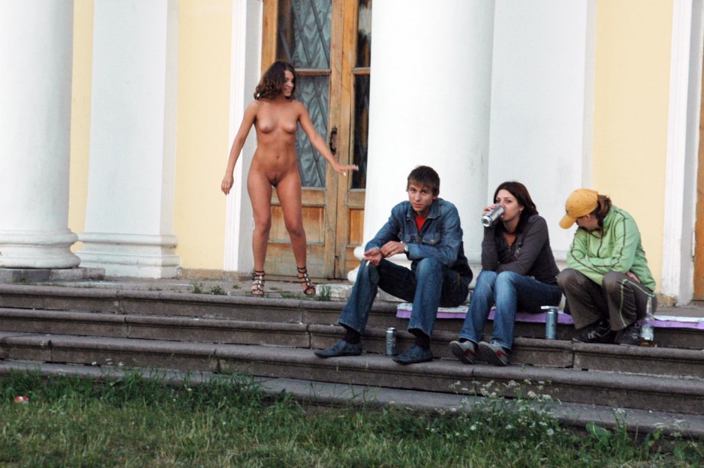 Девушки ходят без трусов
