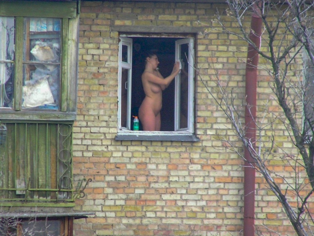 Голая женщина через окно