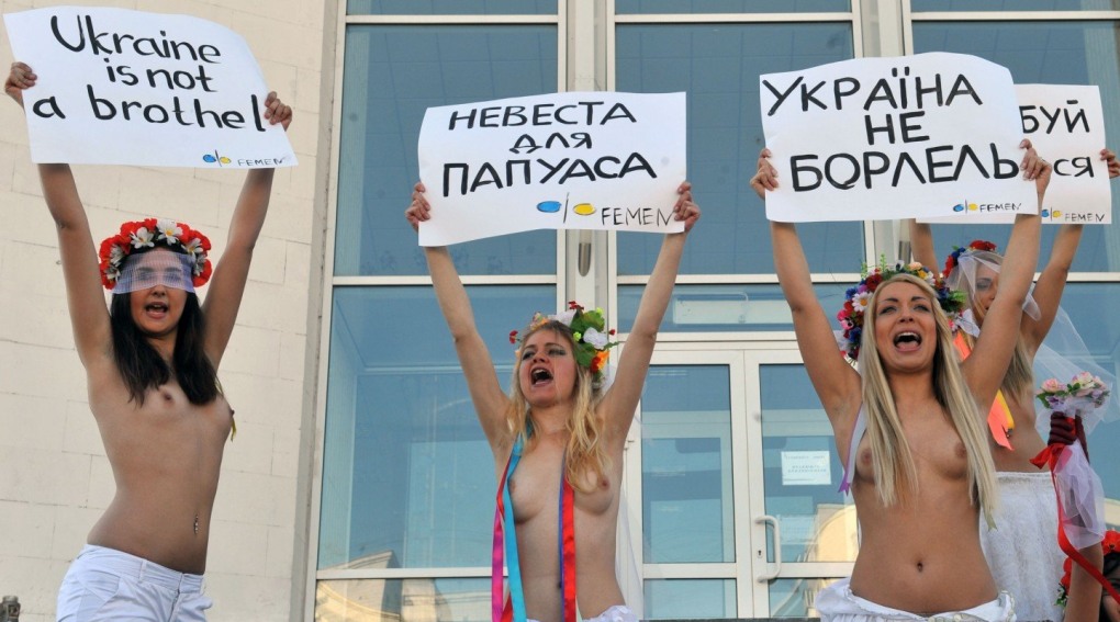 Голые Украинки на пляже с дедом