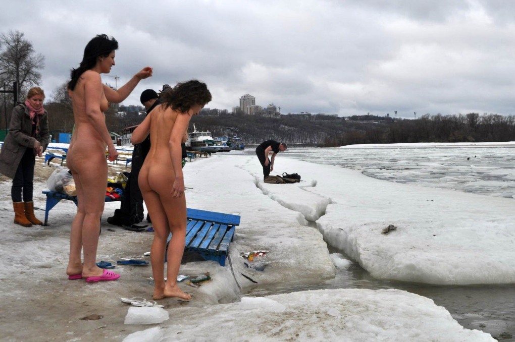 Голые бабы купаются зимой