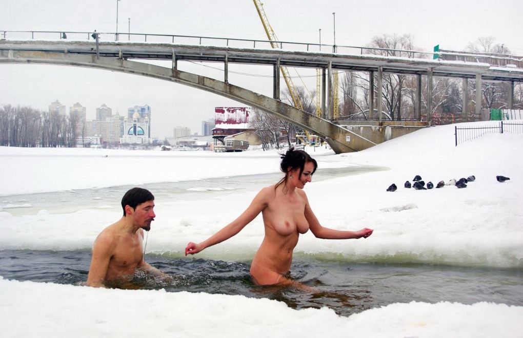 Голые бабы купаются зимой