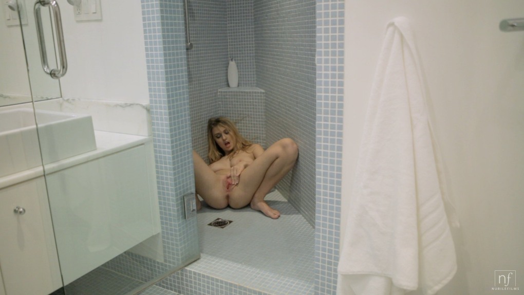 Женщины моются в душевой