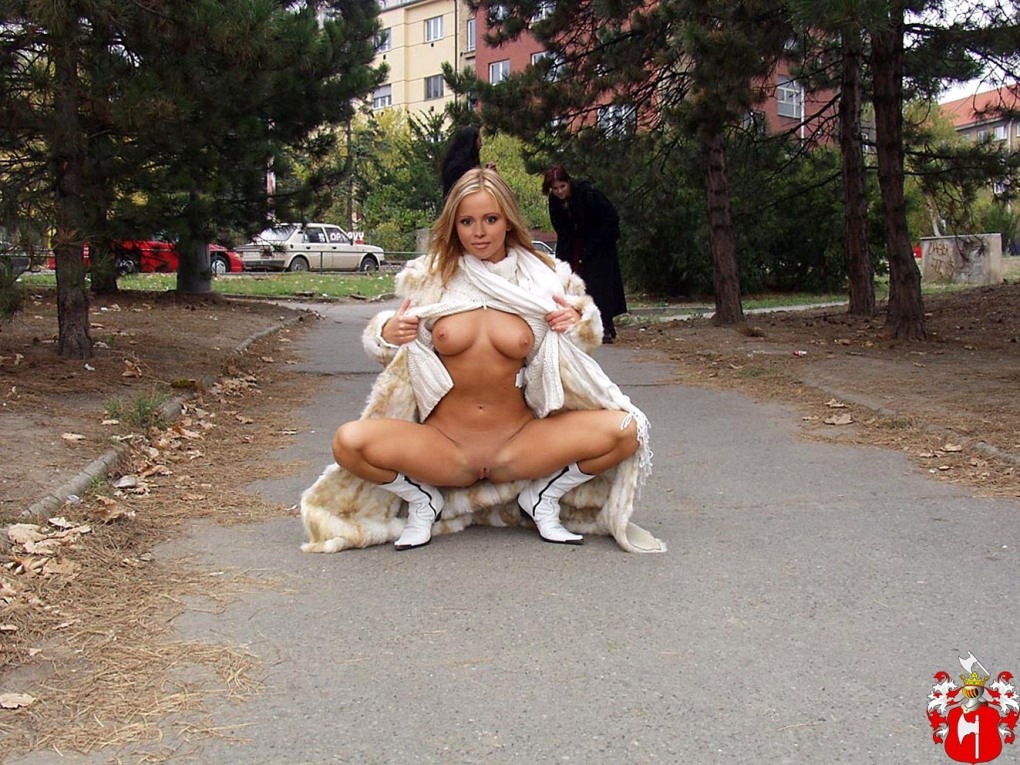Голые пышные в чулках на природе