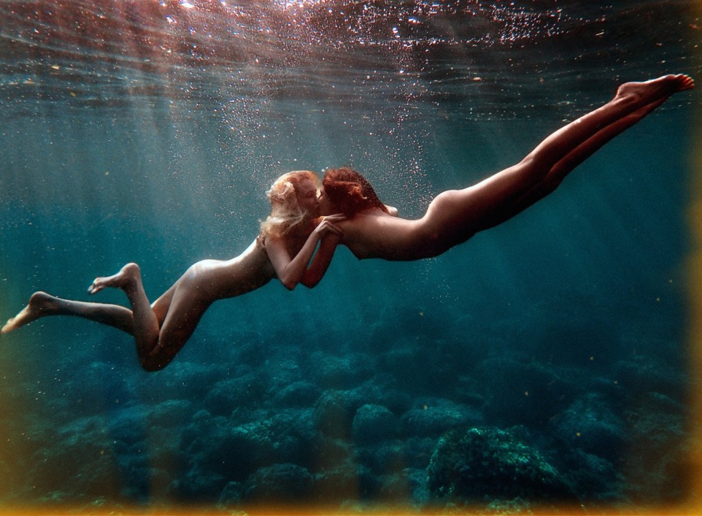 Голенькие девушки в воде