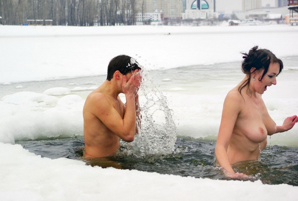 Купание в проруби голышом
