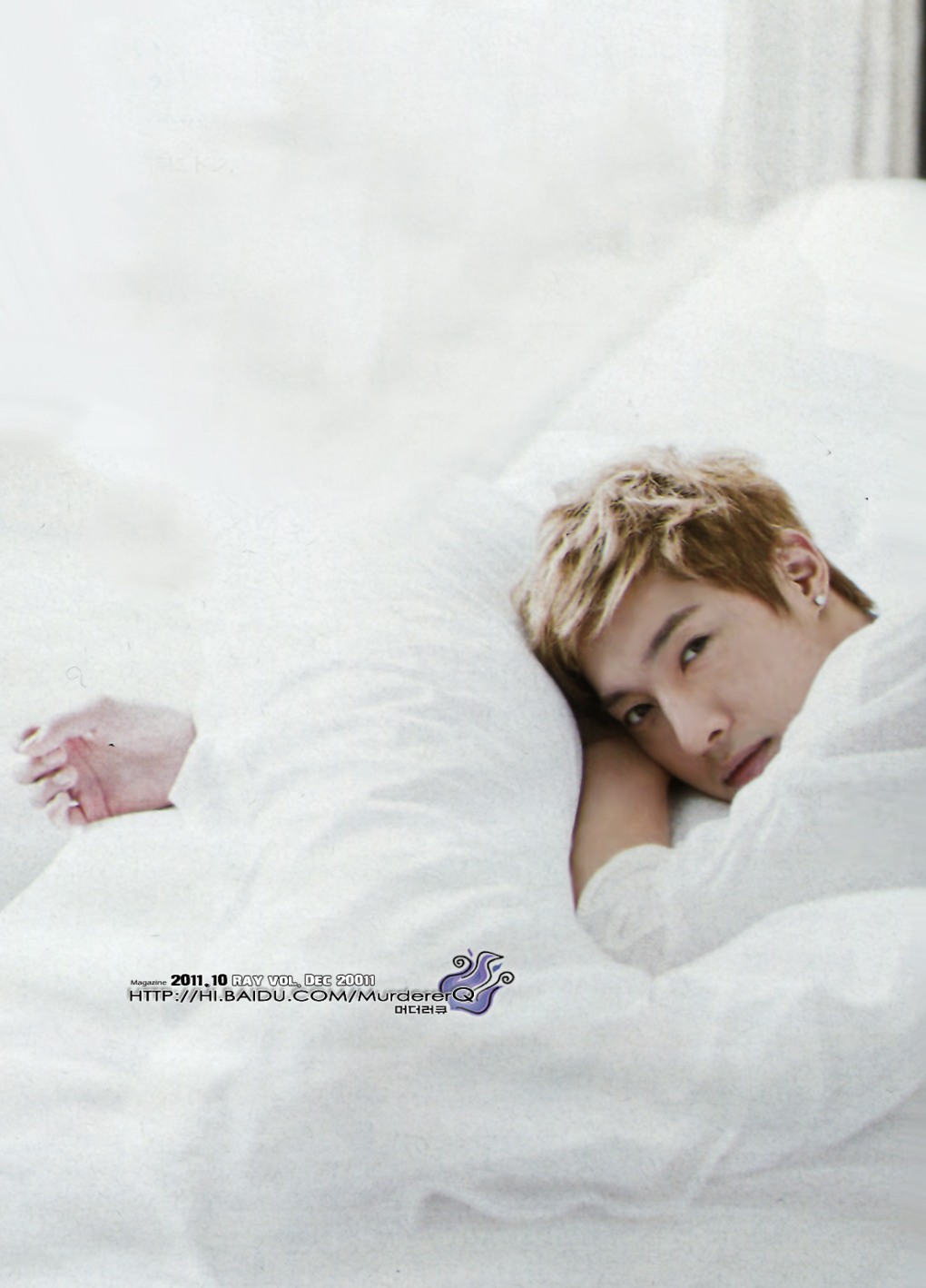 Kim Hyun Joong barefoot friends