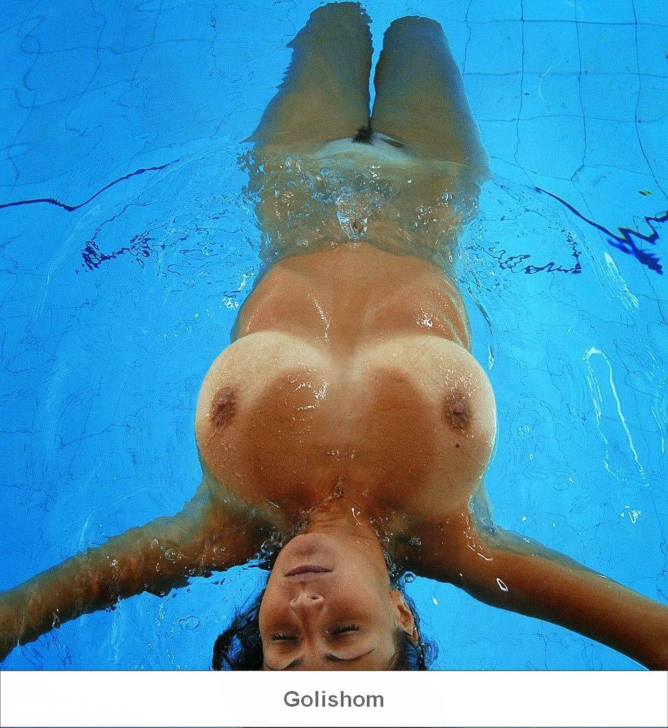 Эротическая фотосессия в бассейне