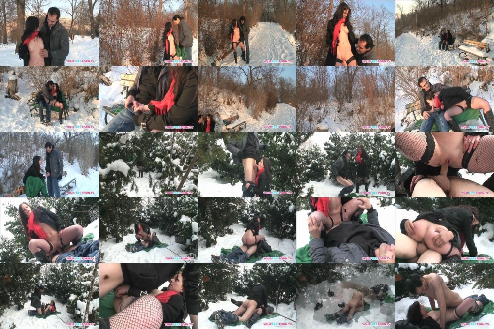 Голые женщины лежат на снегу