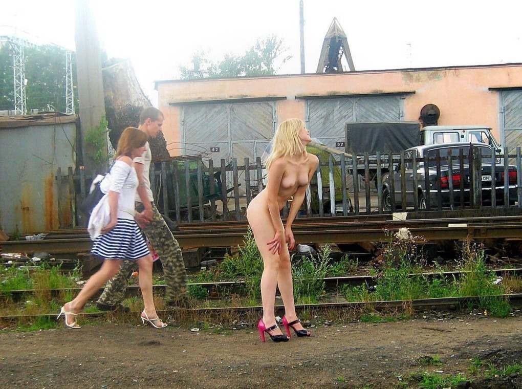 Голая в деревне на улице