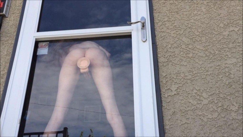 Выставила сиськи в окно