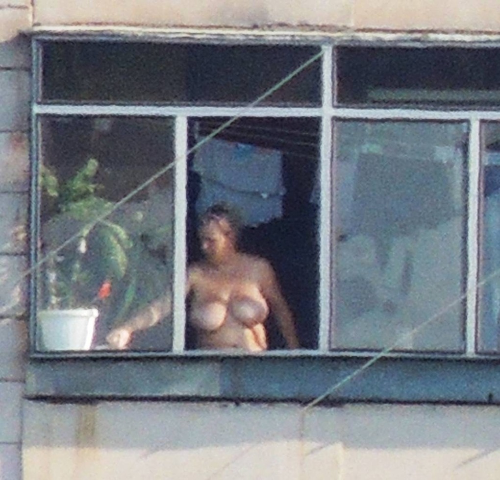 Голая женщина через окно