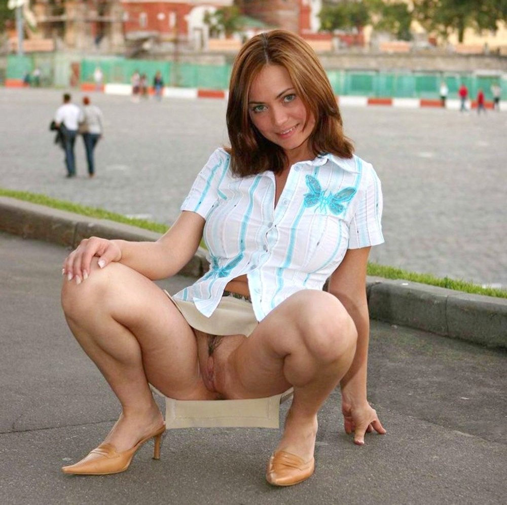 Дамы на корточках без трусов
