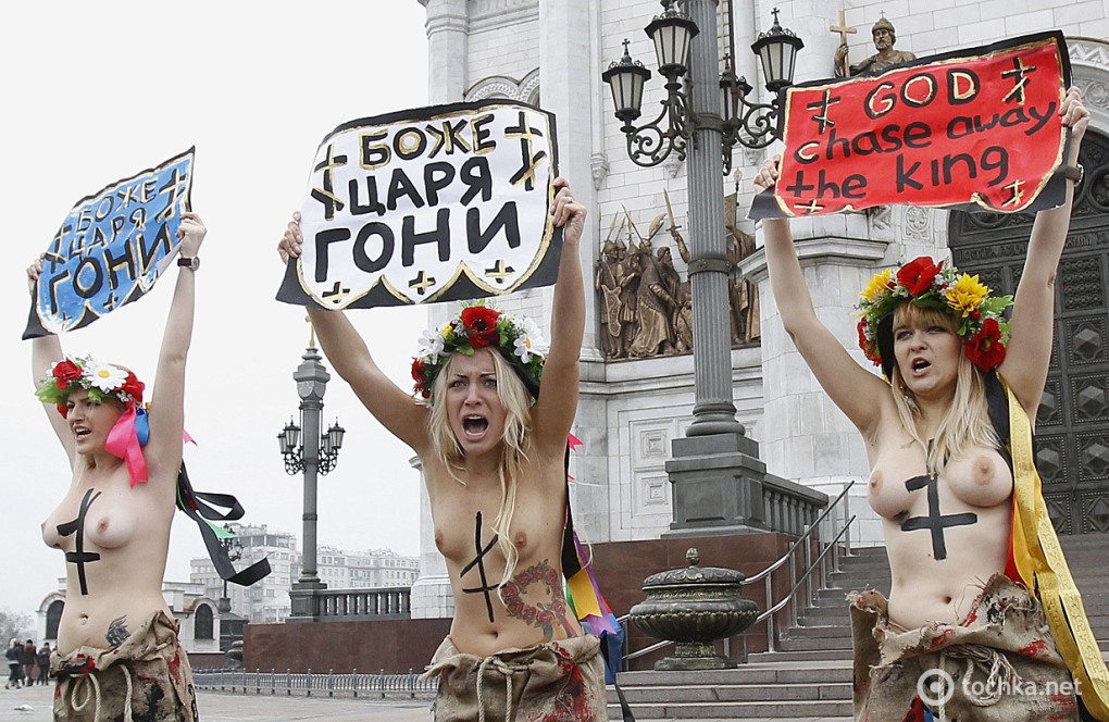Голые женщины протестуют