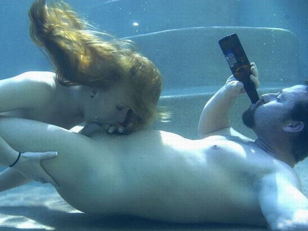 Голенькие девушки в воде