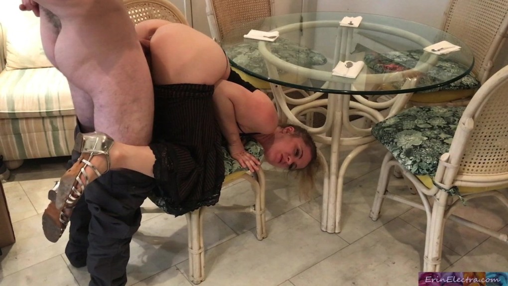 Мачеха застряла под столом PORNHUB