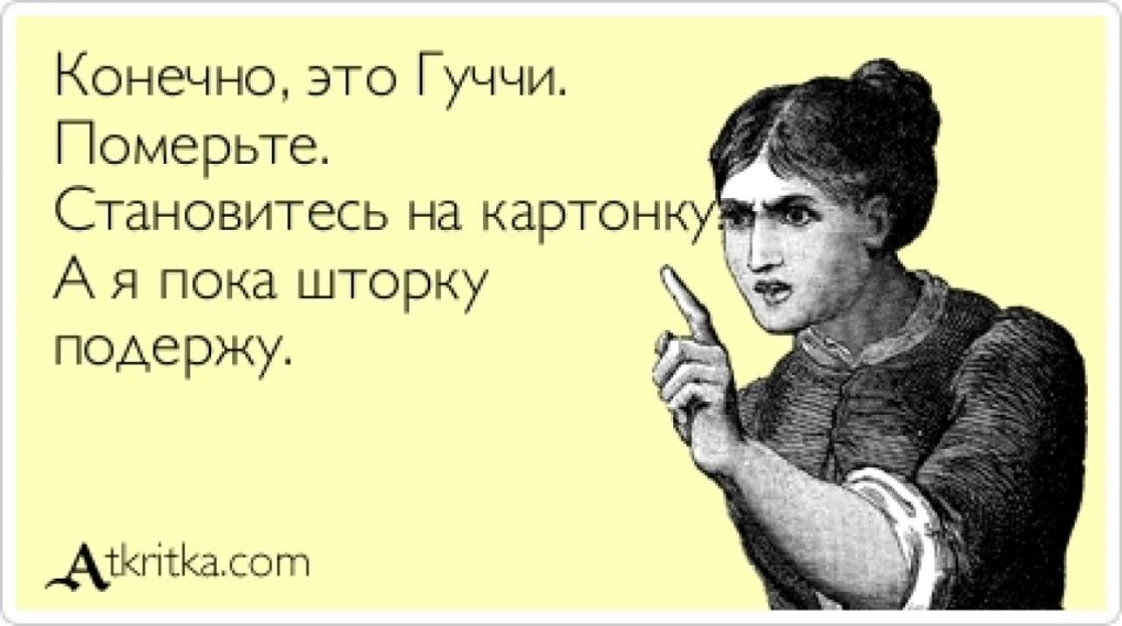 Девушка снимает трусы и лифчик