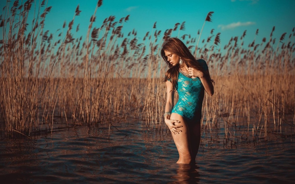 Девушки позируют в воде