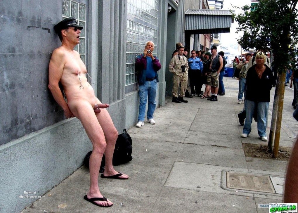 Раздвинула ноги на публике