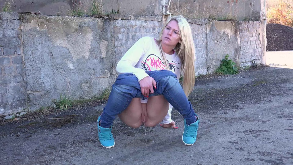 Девушка пописала на улице