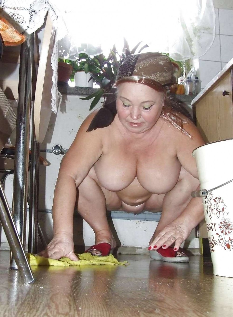 Голые зрелые бабы убираются
