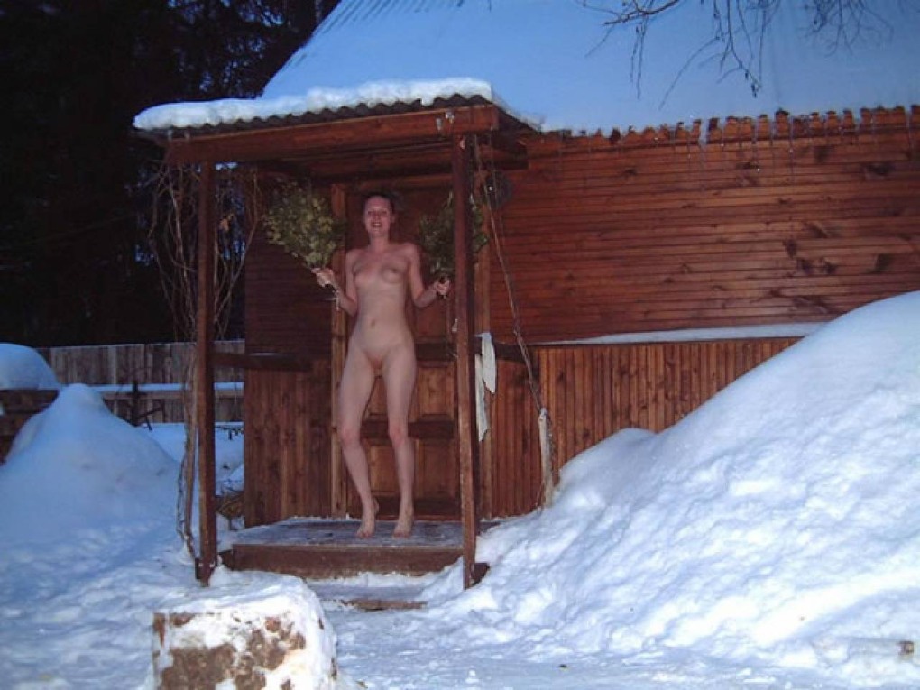 Голые женщины в снегу после бани