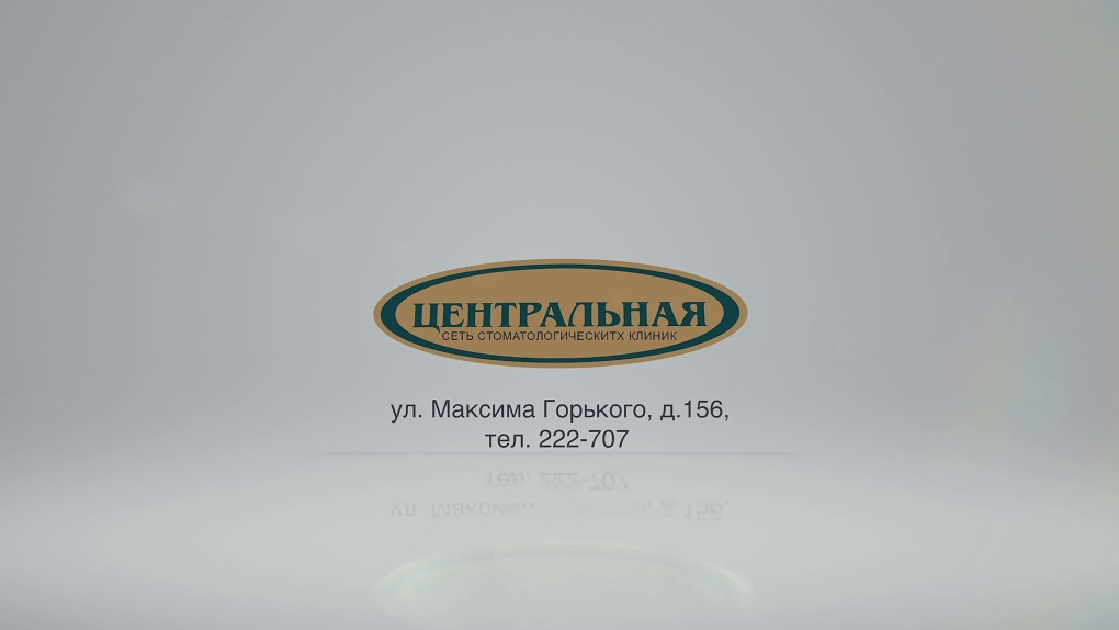 Девушка раздевается в кафе