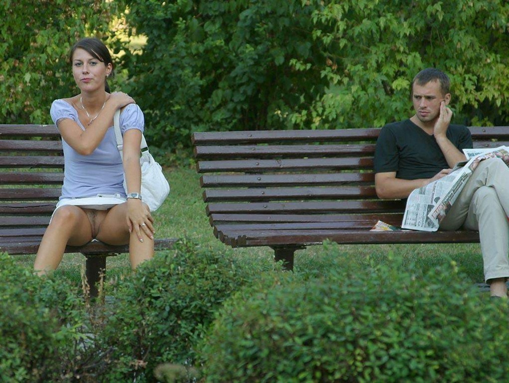 Голые девки на лавочке