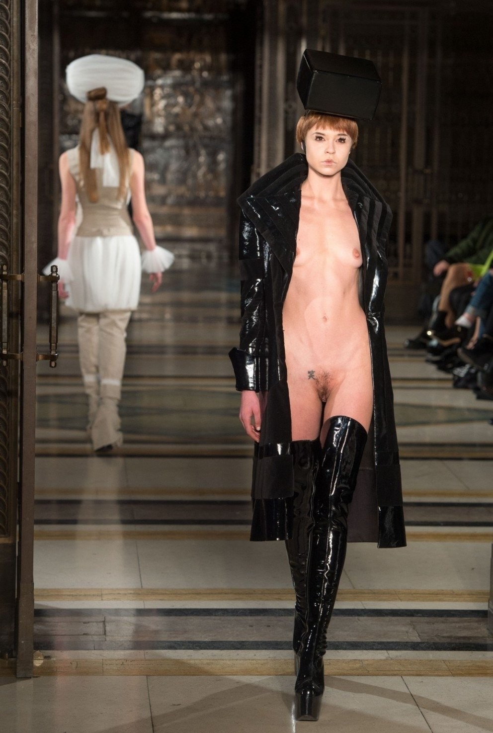 Чарли Ле Минду Charlie le naked