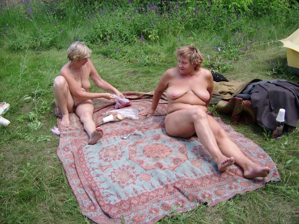 Пожилые нудистки на природе